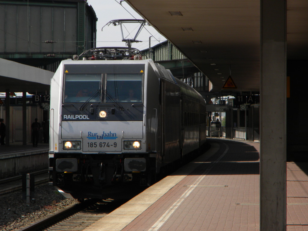 185 674 der Ruhrtalbahn bei der Duruchfahrt mit 15 Centralbahnwagen in Duisburg Hbf 29.5.2010