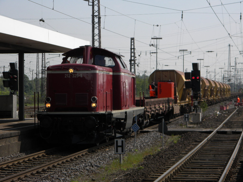 212 325 mit Bauzug in Duisburg Hbf bei Bauarbeiten 22.5.2010