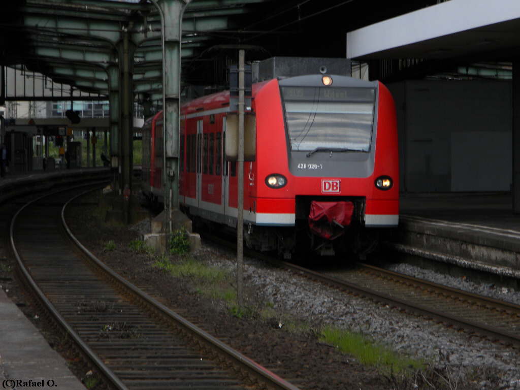 426 026 endete als RB33 hier in Duisburg Hbf 16.5.2010