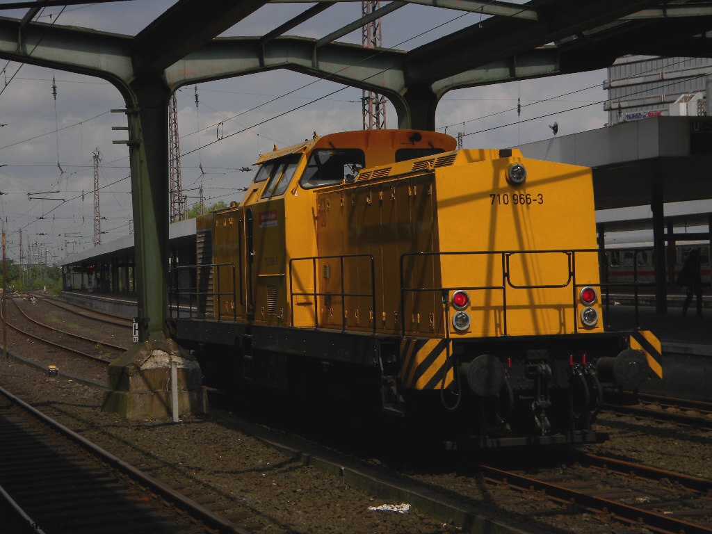 710 966 in Duisburg Hbf 16.5.2010
