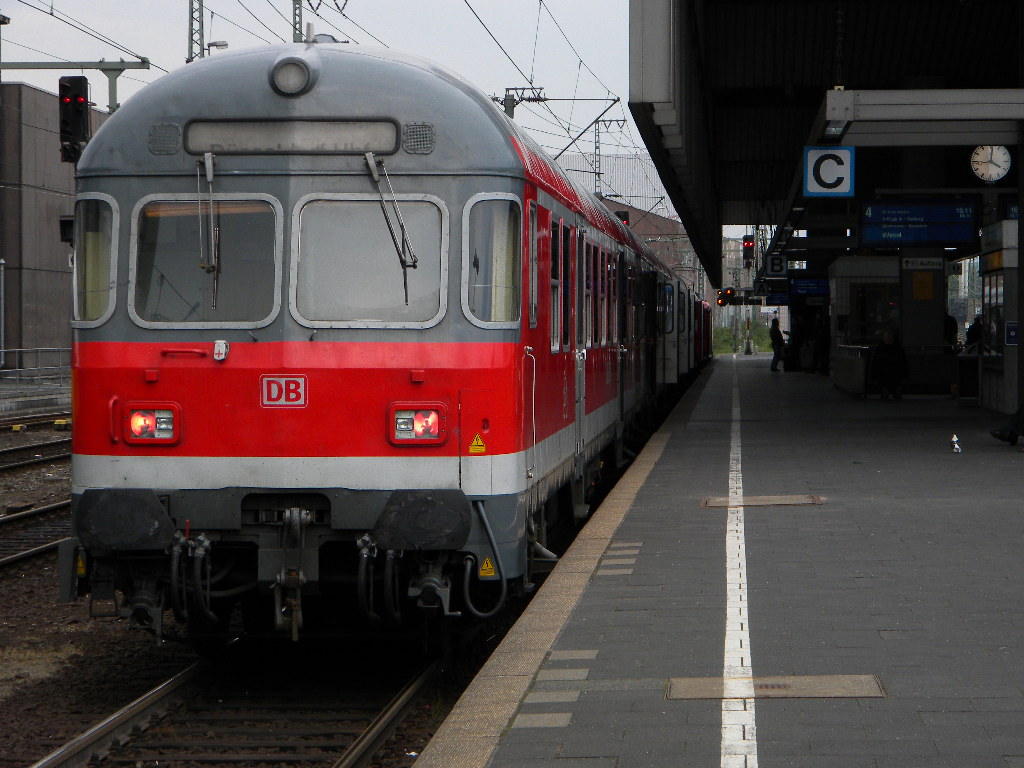 Bnrdzf 463.1 mit 111 128 in Dsseldorf Hbf als RB35 17.5.2010
