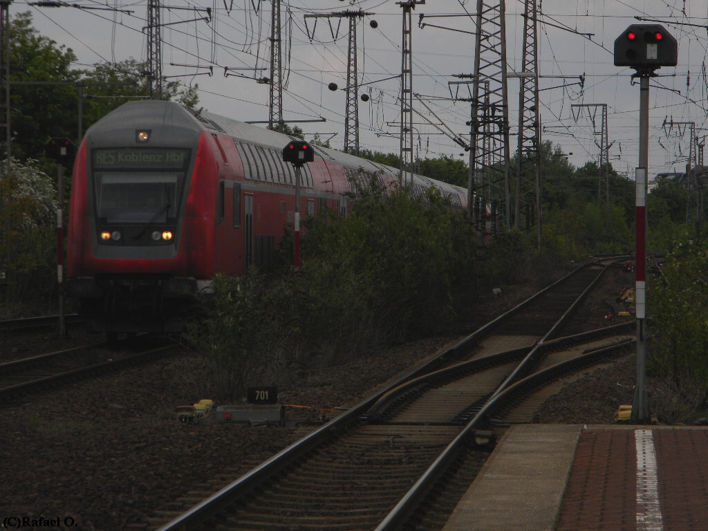 DBpbzf 765.5 mit 146 024 bei der Einfahrt in Duisburg Hbf als RE5 16.5.2010