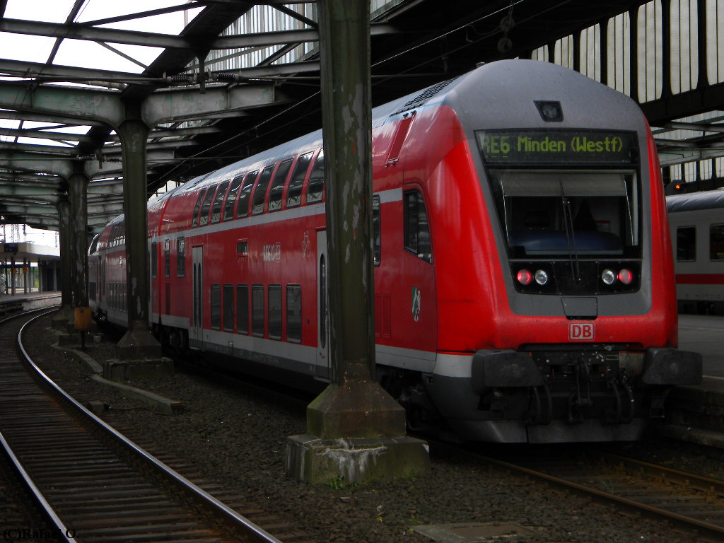 Ein DBpbzf 765.5 mit 146 027 in Duisburg Hbf als RE6 16.5.2010