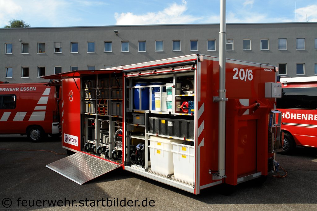 AB 20/6 der Feuerwehr Essen.
Der AB wurde mit unterst�tzung von Evonik beschaft.
Aufgenommen beim Tag der Offenen T�r der Feuerwache 1 in Essen, 10-11.9.2011.