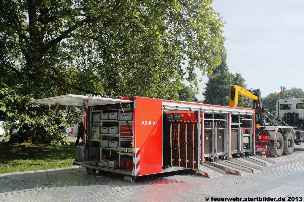 AB-R�st der Flughafenfeuerwehr Kassel Calden.
Aufgenommen beim Hessentag 2013 in Kassel.