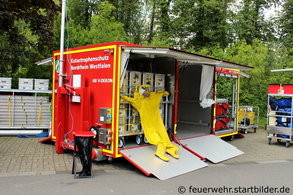 AB V-Dekon der Feuerwehr Neuss.
Aufgenommen beim Tdot der FF Rosellen am 13.5.2012.