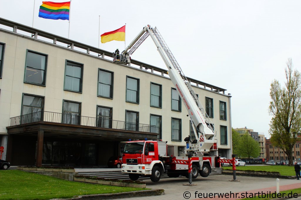 Am 2.5.2012 konnte ich in Oostende den Gelenkmast der Brandweer Oostende f�r die Nachwelt festhalten.
Die Brandweer war damit besch�ftigt Fahnen an einem Hotel zu tauschen.
