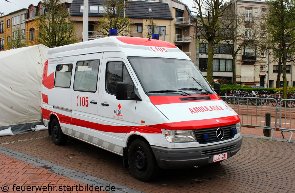 Am 5.5.2012 war in Blankenberg/Belgien gro�er Wandertag.
Daf�r wurde auf den dortigem Marktplatz eine kleines Dorf aufgebaut.
Das Rode Kruis Blankenberg war mit diesem RTW vor Ort.
