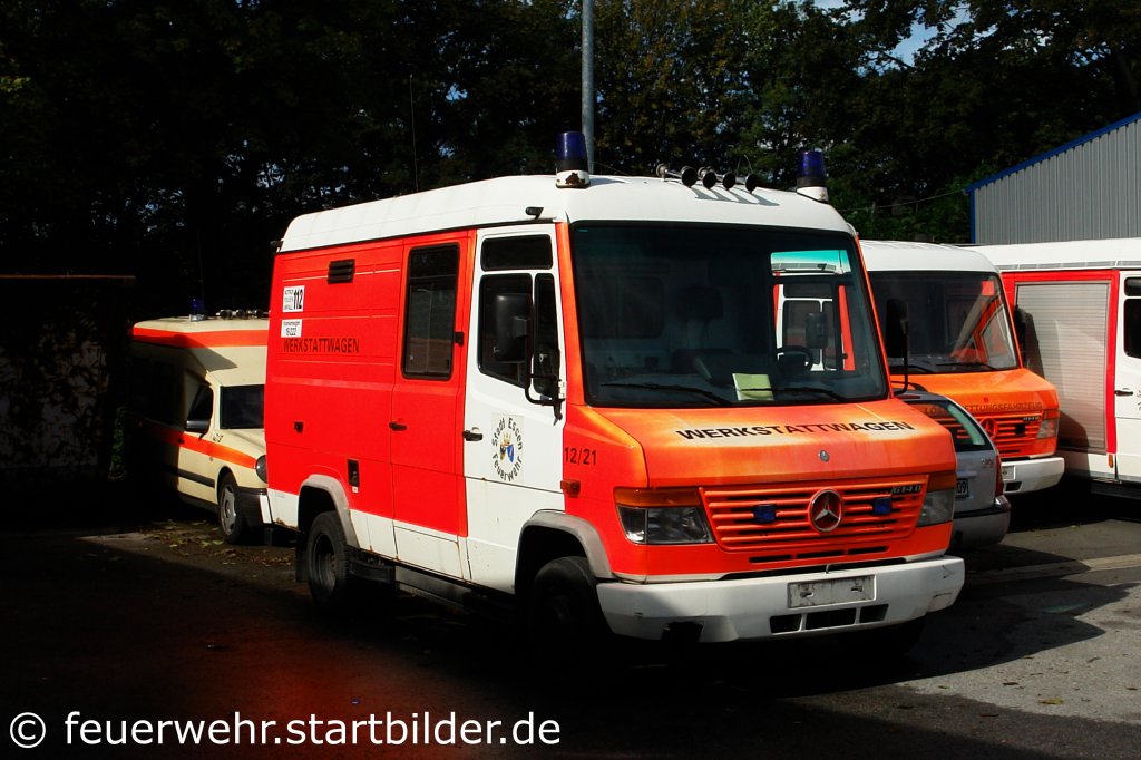 Auch bei der Feuerwehr geht ein Feuerwehrwagen mal in Rente.
Hier hat es einen alten RTW getroffen der zuletzt als Werkstattwagen unterwegs war.
Aufgenommen beim Tag der Offenen T�r der Feuerwache 1 in Essen, 10-11.9.2011.