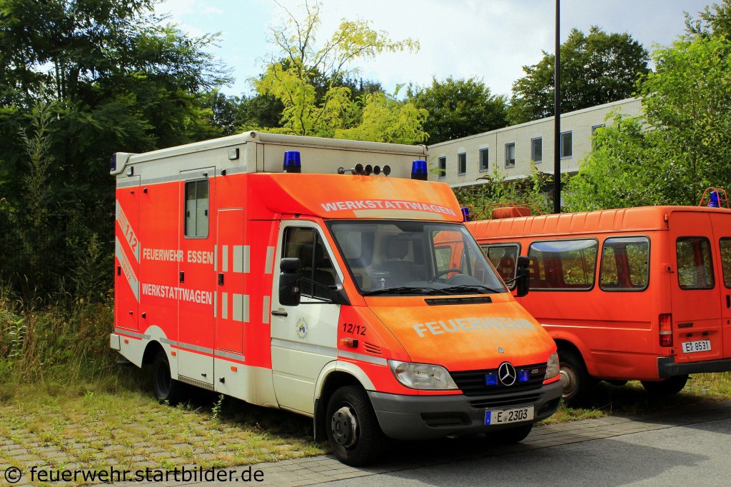 Auch dieser Werkstattwagen war mal ein RTW.
Das Fahrzeug tr�gt bei der Feuerwehr Essen die Nummer 12/12.
Aufgenommen beim Tdot der BF Essen, 25.8.2012.