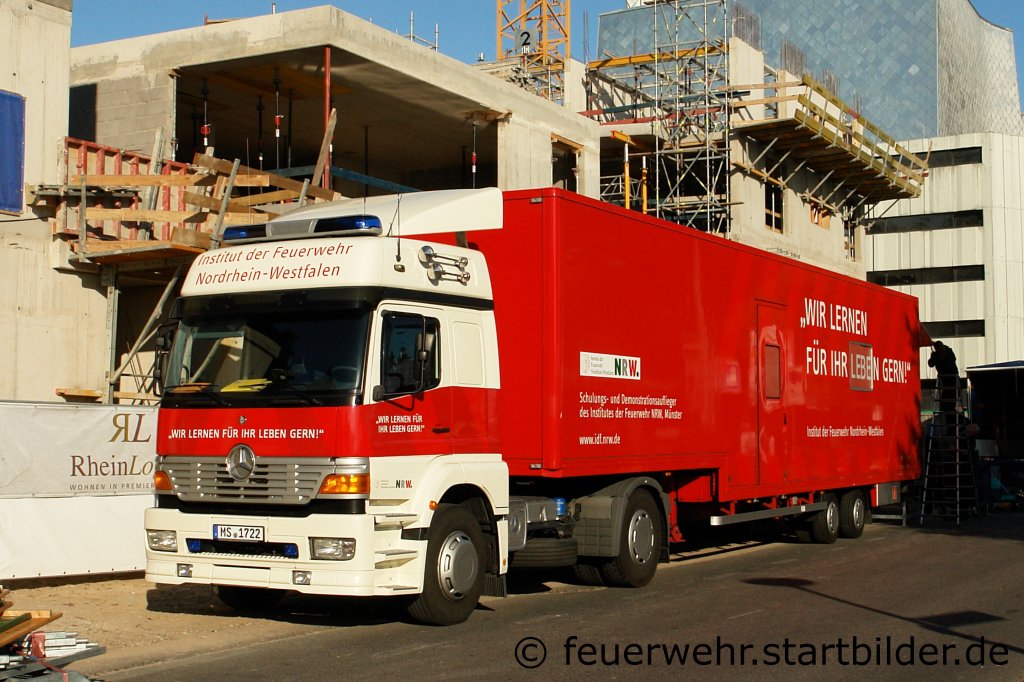 Das Istitut der Feuerwehr M�nster war mit diesem LKW beim NRW Tag in vertreten.
Aufgenommen beim NRW Tag 2011 in Bonn.
