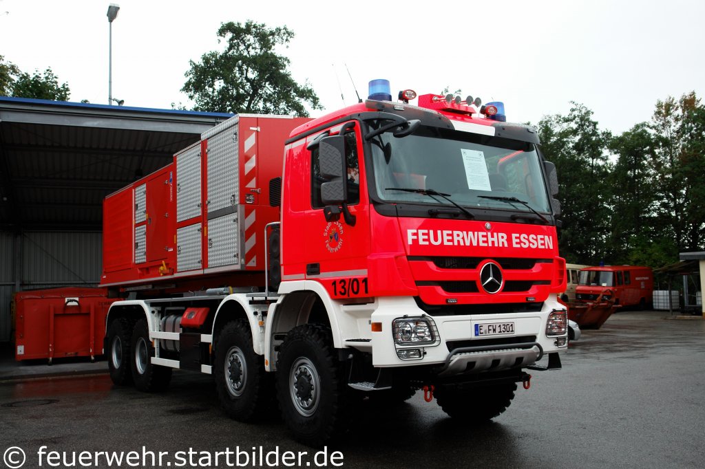 Das ist der neue WLF 13/01 der Feuerwehr Essen.
Beladen ist er mit dem AB Hytrans Fire System.
Aufgenommen beim Tag der Offenen T�r der Feuerwache 1 in Essen, 10-11.9.2011.