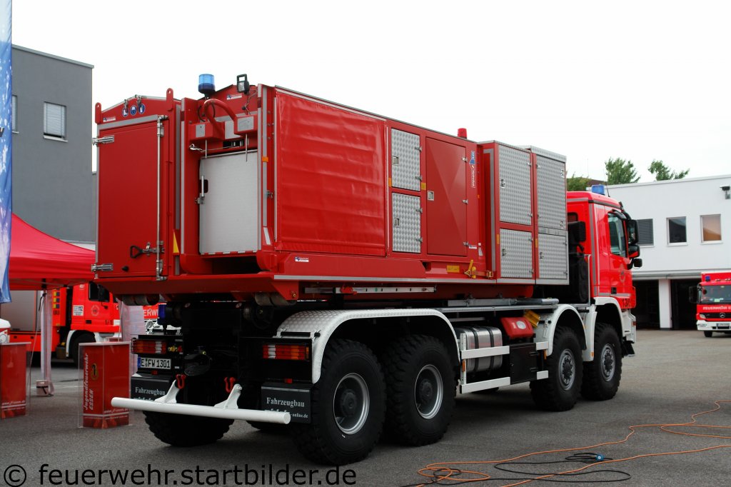 Das ist der neue WLF 13/01 der Feuerwehr Essen.
Beladen ist er mit dem AB Hytrans Fire System.
Aufgenommen beim Tag der Offenen T�r der Feuerwache 1 in Essen, 10-11.9.2011.