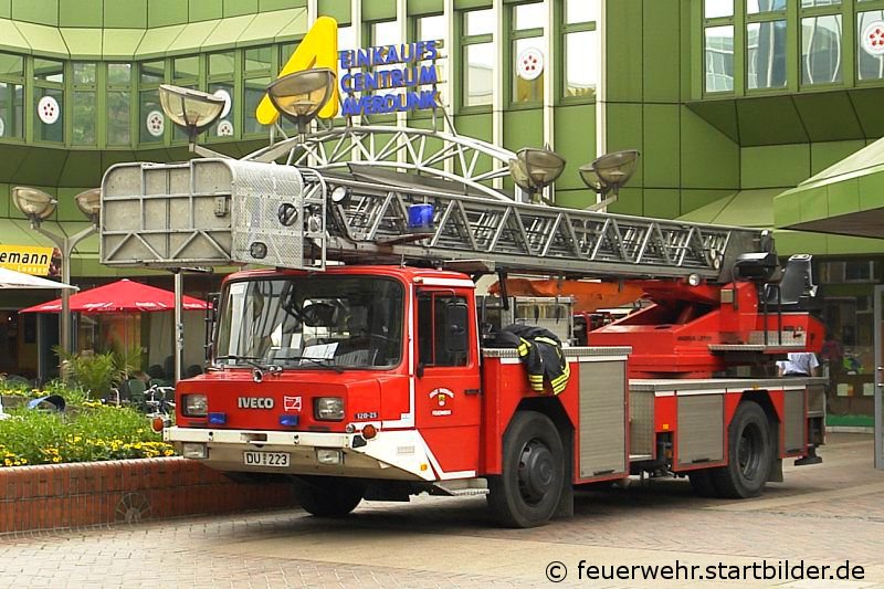 Diese DLK 23/12 (DU 223) habe ich im Sommer 2007 am HBF Duisburg aufgenommen.