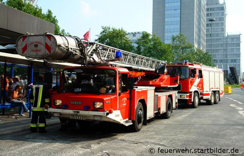 Diese DLK 23/12 (DU 2331) habe ich am 17.8.2007 am HBF Essen aufgenommen.
An diesem Tag fand in Essen die Loveparade statt und die Feuerwehr Duisburg unterst�tzte die Essener Kollegen.