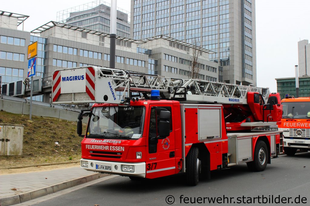 Diese DLK 23/12 hat ein Gelenk im Leiterpark um schwer zu erreichende stellen an H�usern besser ansteuern zu k�nnen.
Dies ist die erste DLK mit Gelenk bei der Feuerwehr Essen.
Sie wurde 2011 beschafft.
Aufgenommen am HBF Essen,7.3.2012.