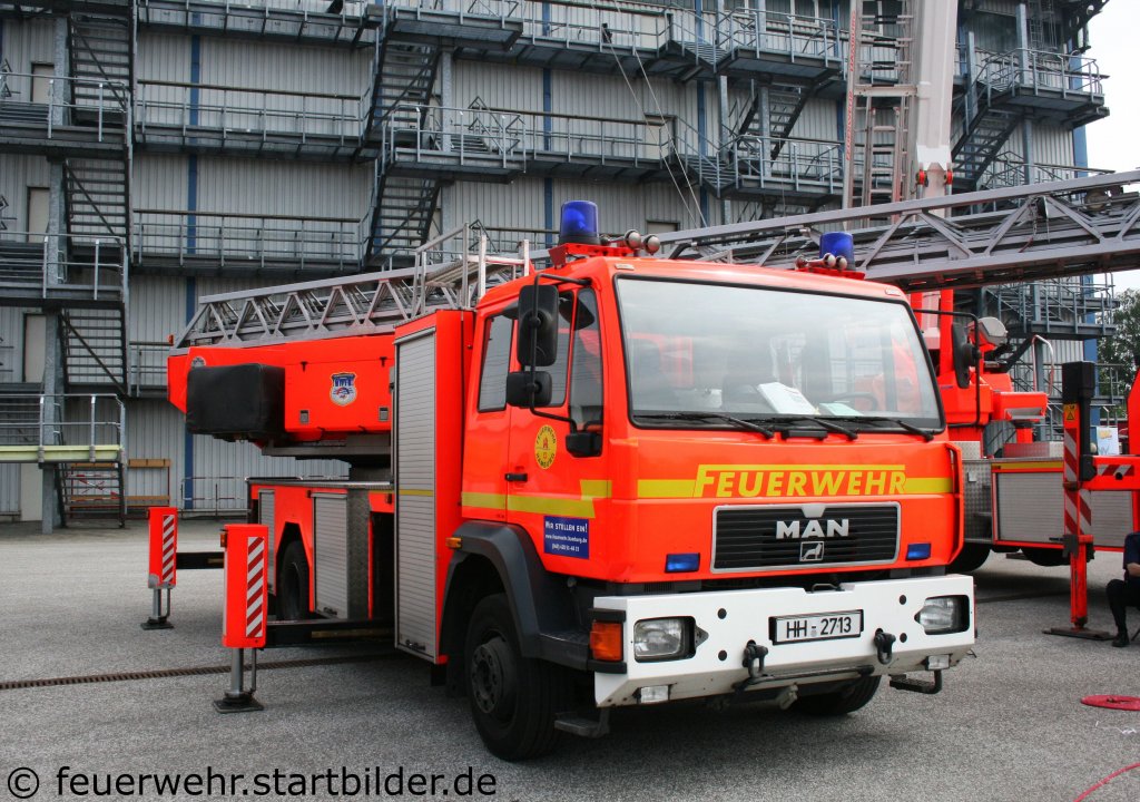 Diese DLK 23/12 (HH 2713) auf MAN 15.284LC mit Metz Aufbau habe ich beim Tag der offenen T�r der Feuerwehrschule Hamburg aufgenommen am 21.5.2011.
Die DL ist Baujahr 1999.
