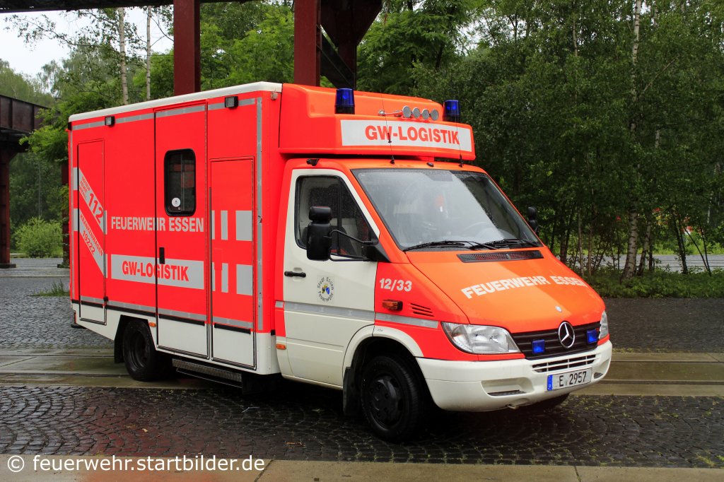 Dieser alte RTW der Feuerwehr Essen wurde zum GW-Logistik umgebaut und ist auf der Wache 1 in Essen Stationiert.
Aufgenommen beim Tdot am 3.6.2012.