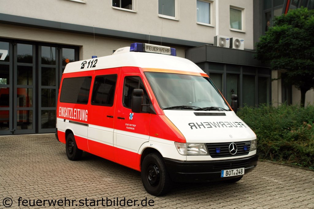 Dieser ELW 1 (1/11/1) steht beim Tdo der FF Bottrop Altstadt vor der Feuerwache 1.
Standort von diesem Fahrzeug ist die Wache 1.
Aufgenommen am 18.9.2011.