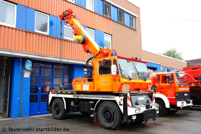 Dieser Kranwagen wurde bei der Feuerwehr Essen ausgemuster und Verkauft.
Aufgenommen beim Tag der offenen T�r der Feuerwache 1 in Essen im Sommer 2008.