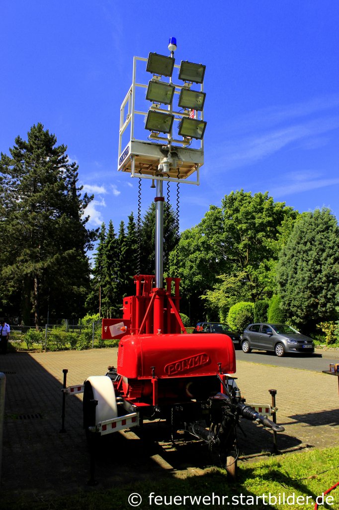 Dieser Lichtmast geh�rt zur FF Neuss Norf.
Der LiMa ist Baujahr 1974 und wurde von Polyma gebaut.
Aufgenommen beim Tdot der FF Neuss Norf,10.6.2012.