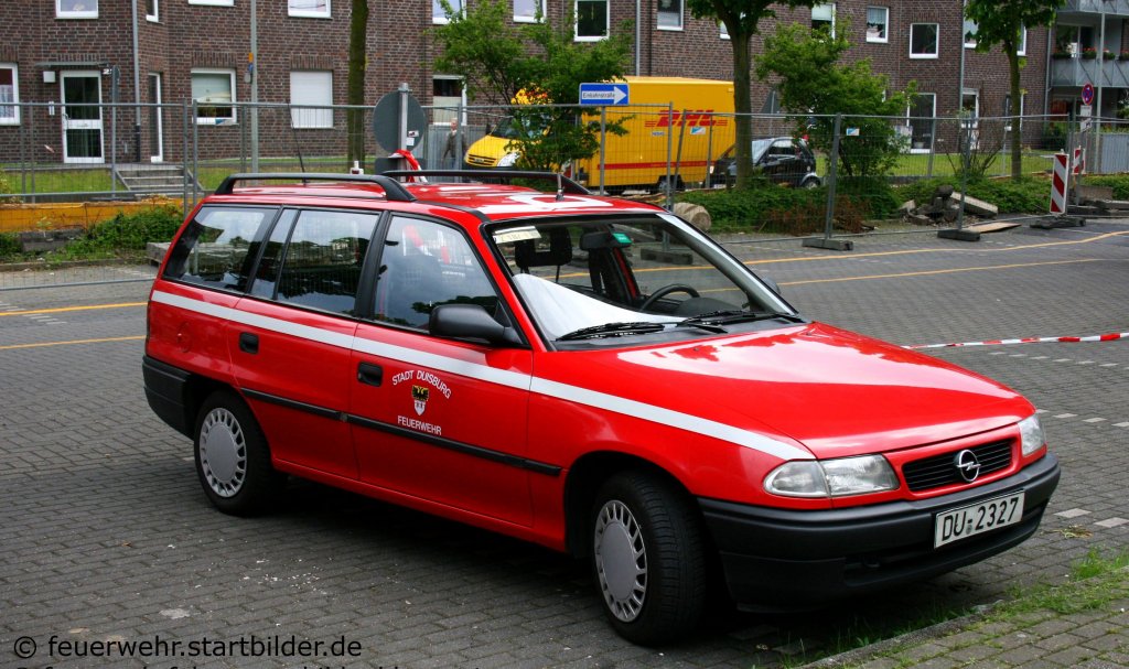 Dieser Opel (DU 2327) f�hrt mit der Funkrufnummer 7/18/1.
Aufgenommen beim Tag der Offenen T�r der Feuerwehr Duisburg Huckingen am 15.5.2010.