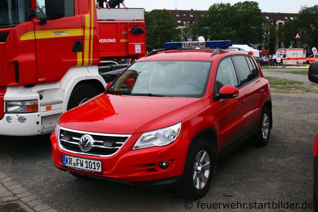 Dieser PKW geh�rt zur Feuerwehr Krefeld.
Aufgenommen beim Blaulichtag in Krefeld am 10.7.2011.