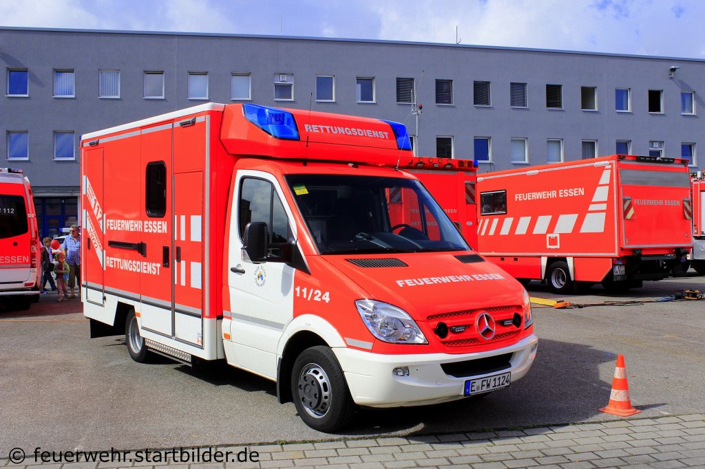 Dieser RTW (11/24) ist neu zur Feuerwehr Essen gekommen.
Aufgebaut wurde das der RTW von Fahrtec.
Aufgenommen beim Tdot der BF Essen, 25.8.2012.