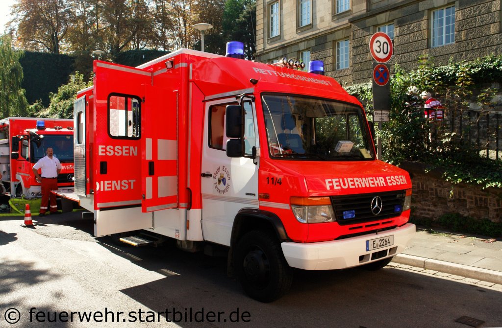 Dieser RTW-S der Feuerwehr Essen wurde extra f�r �bergewichtige Patienten beschafft.
Der RTW-S hat einen Ladebordwand und kann Adip�se Patienten mit einen Maximalgewicht von etwa 750 Kg bef�rdern.
Aufgenommen beim NRW Tag 2011 in Bonn.