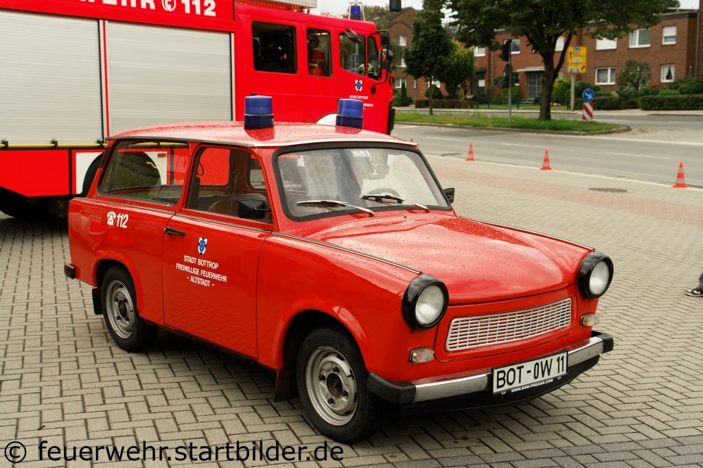 Dieser Trabbi geh�rt zur FF Bottrop Altstadt.
Der kleine Ostdeutsche wird aber nicht f�r Eins�tze genutzt.
Aufgenommen beim Tdo der FF Bottrop Altstadt, 18.9.2011.
