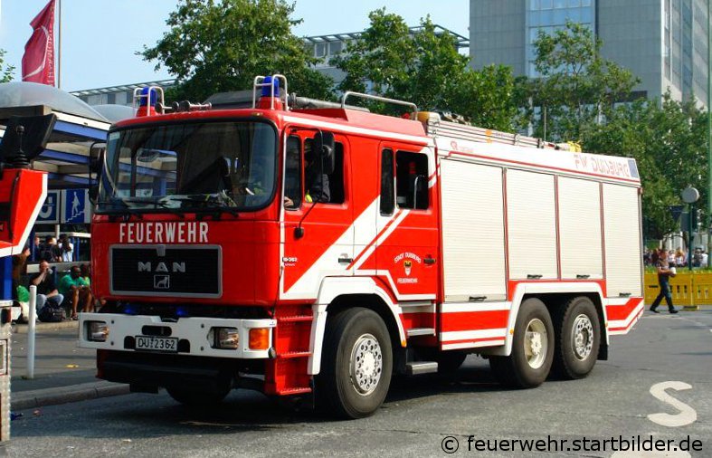 Dieses HLF 28/40 (DU 2362) habe ich am 17.8.2007 am HBF Essen aufgenommen.
An diesem Tag fand in Essen die Loveparade statt und die Feuerwehr Duisburg unterst�tzte die Essener Kollegen.