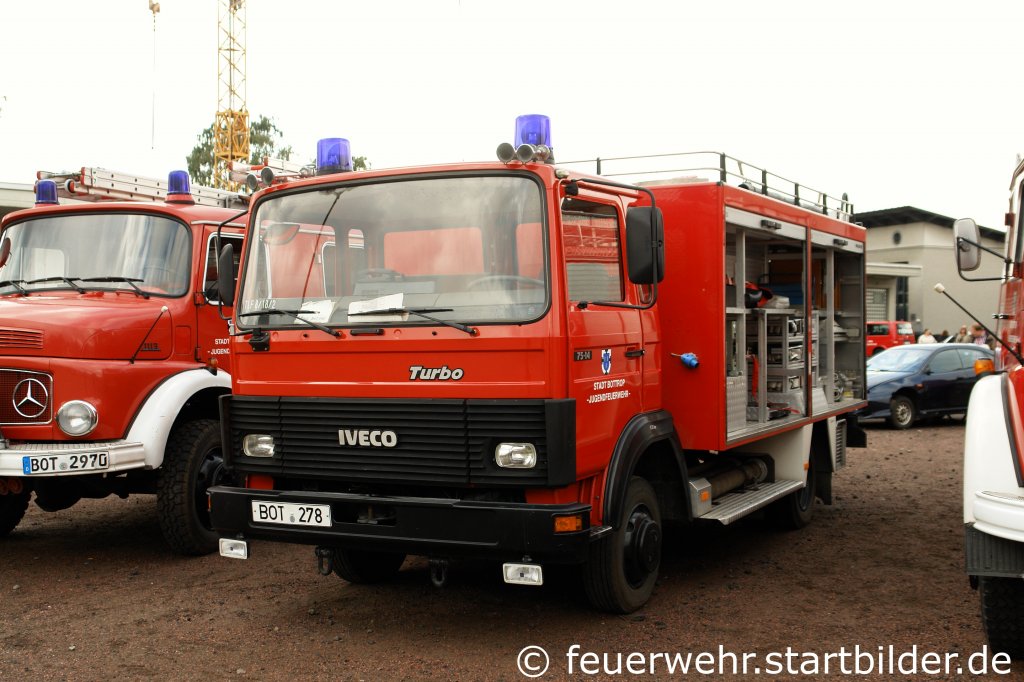 Dieses TLF 8/18 geh�rt zur Feuerwehr Bottrop.
Es wird von der Jugendfeuerwehr genutzt.
Aufgenommen am 18.9.2011 beim Tdo der FF Altstadt.