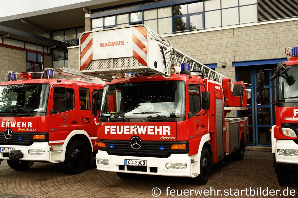 DLK 23/12 (2/33/1) mit Magirus Aufbau.
Auch diese DL ist auf der Wache 2 in Oberhausen Stationiert.
Aufgenommen am 18.9.2011 beim Tdo der FF Oberhausen Sterkrade.