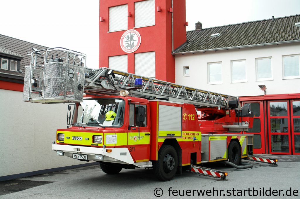 DLK 23/12 3/1 (Funk:8/33/4) der Feuerwehr Ratingen LZ Lintorf mit Magirus Aufbau.
Aufgenommen bei einen Stadtfest in Ratingen Lintorf 4.9.2011.