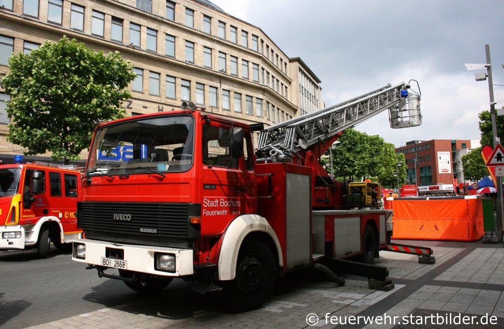DLK 23/12 (BO 2668) auf Magirus 140-25.
Aufgenommen in der Bochumer City am 28.5.2011.