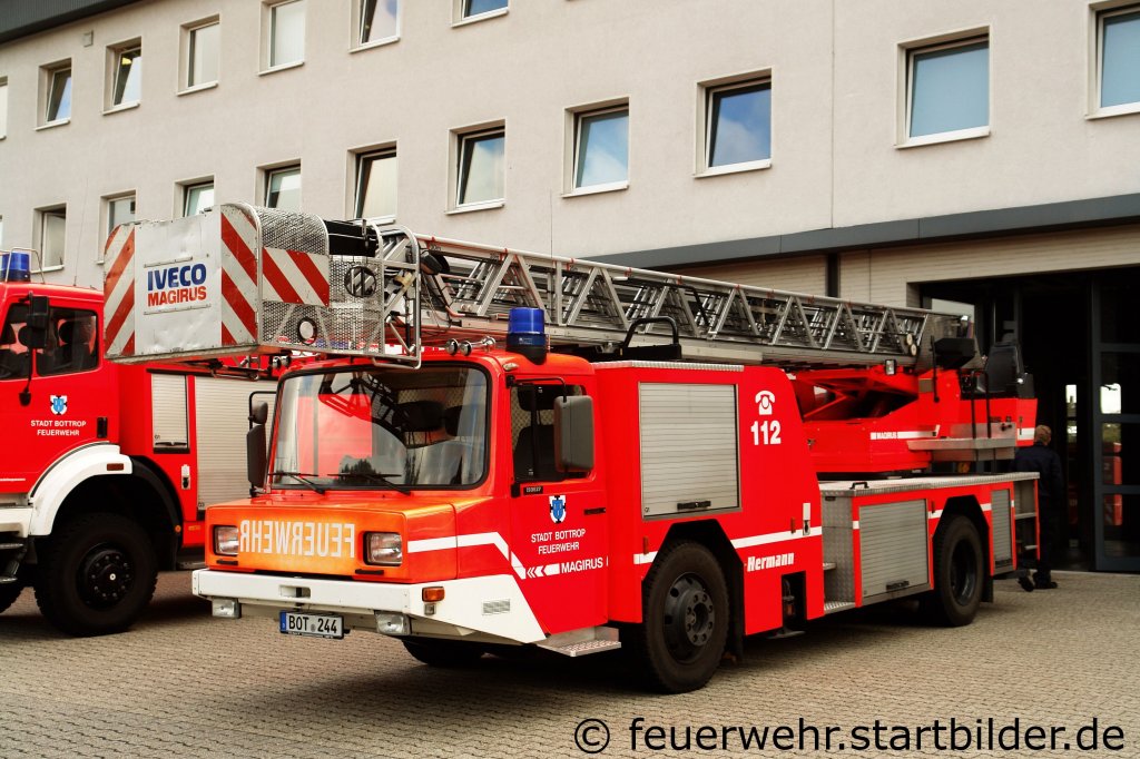 DLK 23/12 (BOT 244) der Feuerwehr Bottrop.
Das Fahrzeug hat einen Magirus aufbau.
Das Fahrzeug steht auf der Wache 1.
Aufgenommen am 18.9.2011 beim Tdo der FF Altstadt.