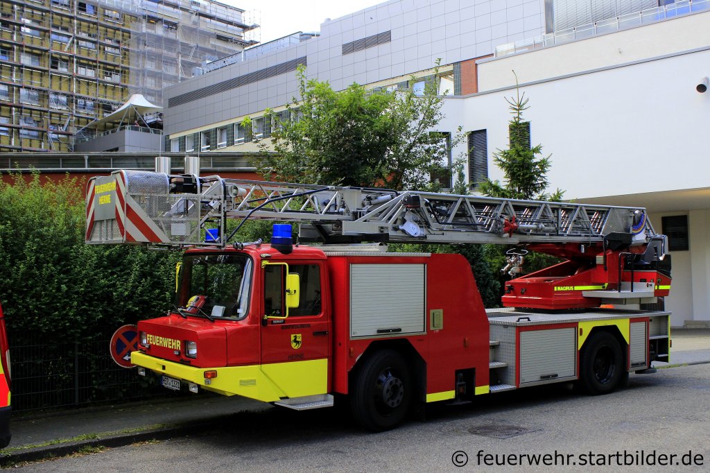 DLK 23/12 der Feuerwehr Herne.
Aufgenommen in Herne Wanne Eickel.
Das Fahrzeug war zur Brandsicherheitswache der Cranger Kirmes eingeteilt.