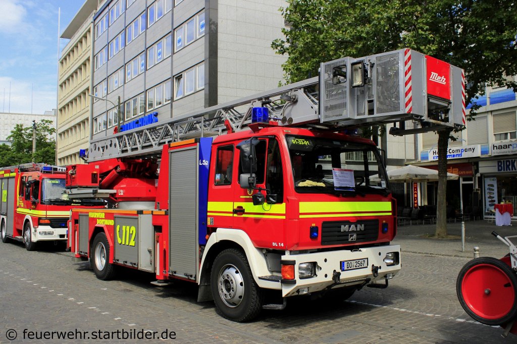 DLK 23/12 (Florian Dortmund 1/33/1).
Aufgenommen beim Stadtfeuerwehrtag in Dortmund, 7.7.2012.