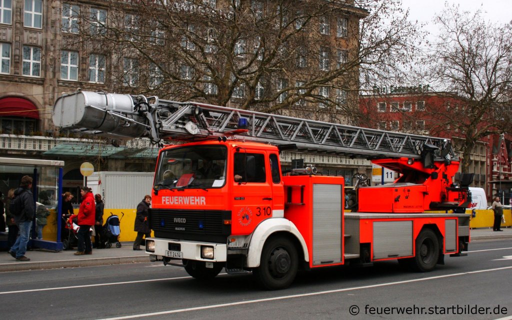 DLK 23/12 (Florian Essen 1/33/3).
Aufgenommen am HBF Essen am 8.3.2010
Dies ist die einzige DL dieser art bei der Feuerwehr Essen.