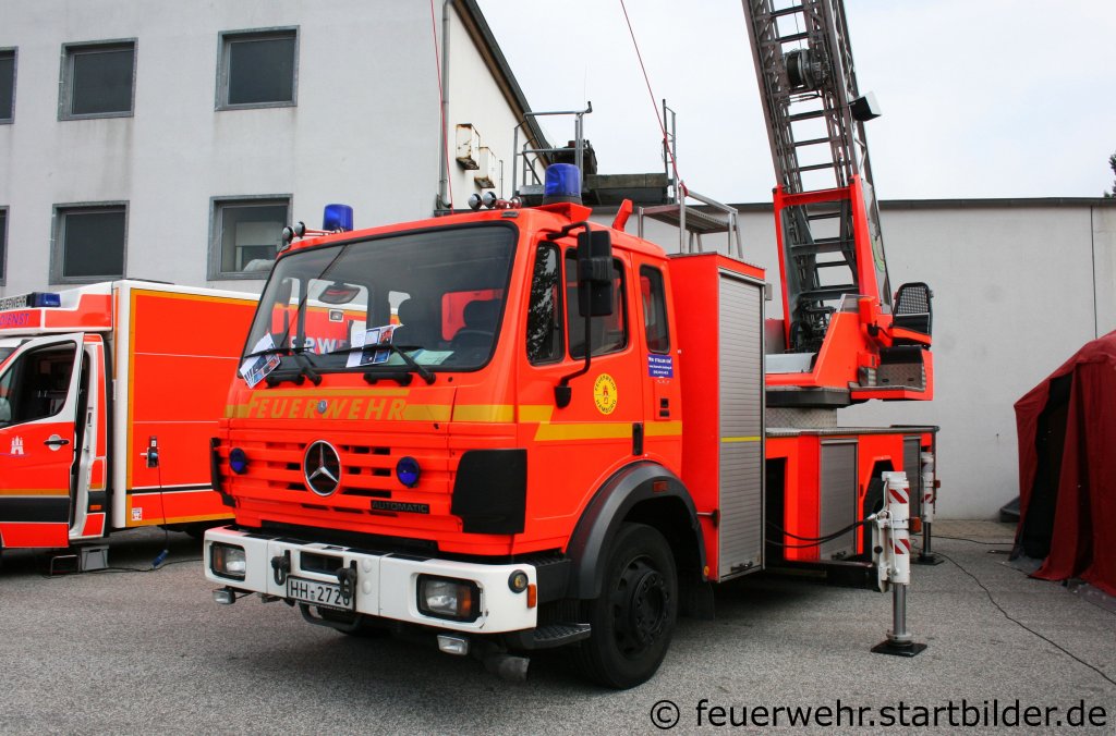 DLK 23/12PLC III (HH 2720) der Feuerwehr Hamburg.
Das Fahrgestell ist ein MB 1427F mit Metz Aufbau.
Die DL ist Baujahr 1996.
Sie steht bei der Feuerwehrschule Hamburg.