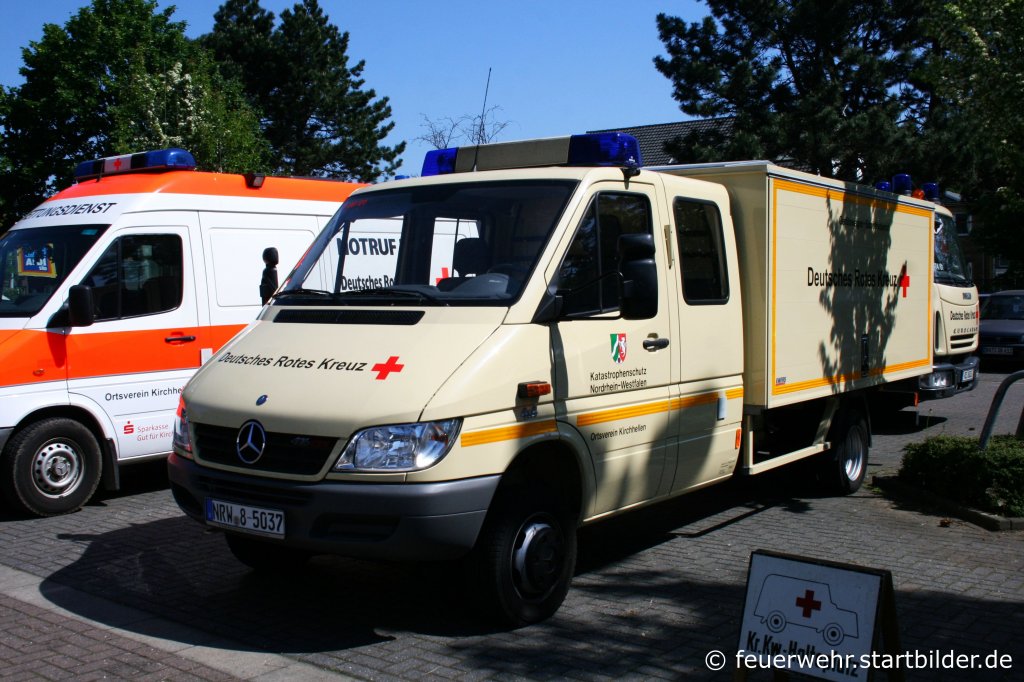 DRK (NRW 8-5037) auf MB Sprinter.
Aufgenommen in Kirchhellen am 1.5.2011. 