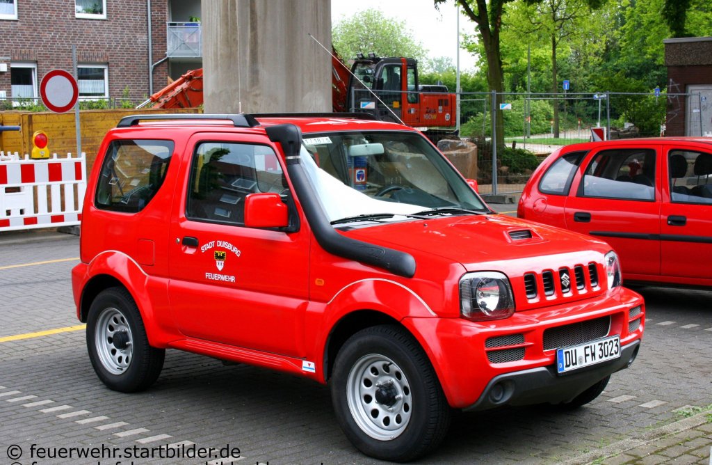 Ein Suzuki Jimny ist bei Deutschen Feuerwehren sehr selten.
Bei der Feuerwehr Duisburg gibt es einen.
Er hat das Kennzeichen (DU FW 3023) und die Funkrufnummer 1/18/5.
Aufgenommen beim Tag der Offenen T�r der Feuerwehr Duisburg Huckingen am 15.5.2010.