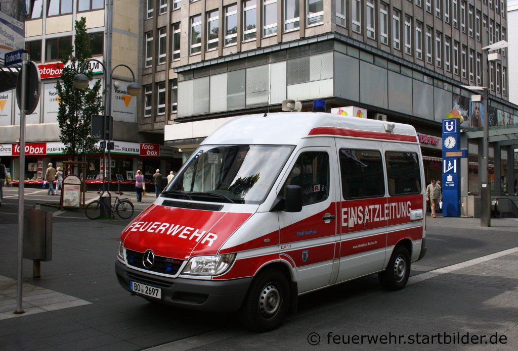 ELW 1-1 (BO 2697) der Feuerwehr Bochum.
Aufgenommen in der Bochumer City am 28.5.2011.
