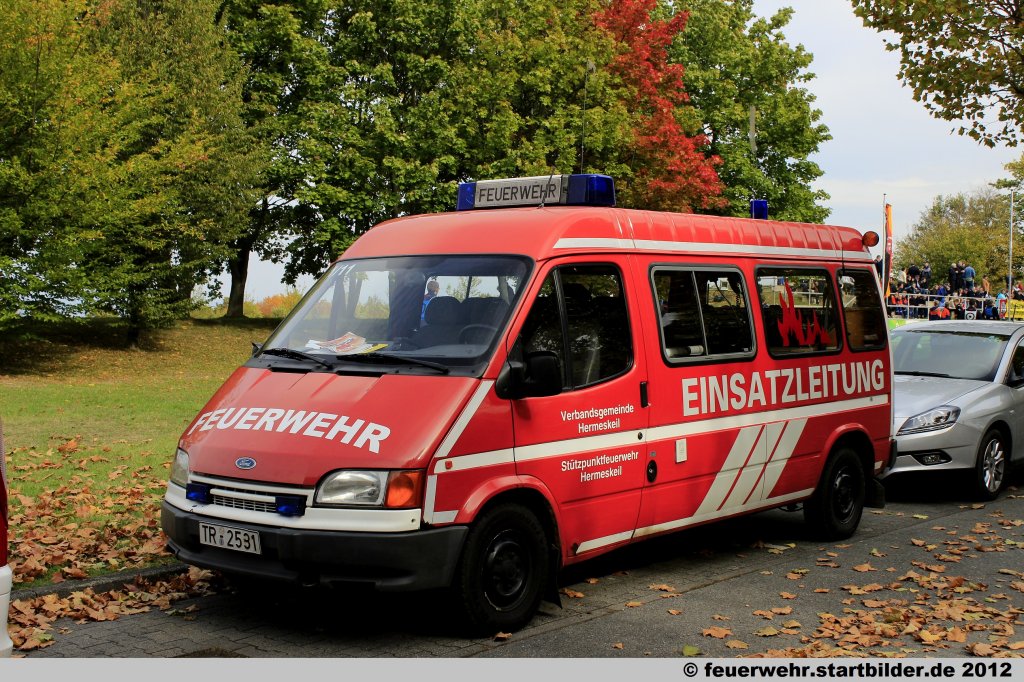ELW 1 (Florian Hermeskeil 1-11) der Feuerwehr Hermeskeil.
Das Fahrzeug ist Baujahr 1993 und wurde von der FF in Eigenleistung umgebaut.
Aufgenommen beim Jubil�um 50 Jahre LFV-Rheinland-Pfalz in Mainz,6.10.2012.