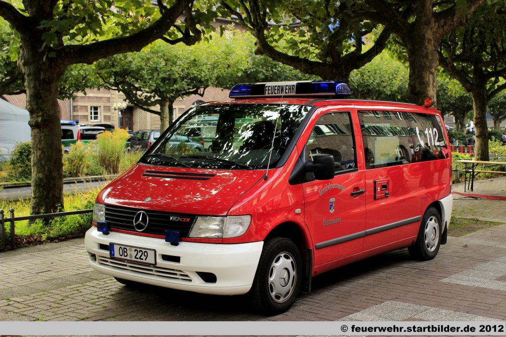 ELW 1 (Florian Oberhausen 2/11/1) der Feuerwehr Oberhausen Wache 2.
Aufgenommen beim Blaulichttag 2012 in Oberhausen,29.9.2012.