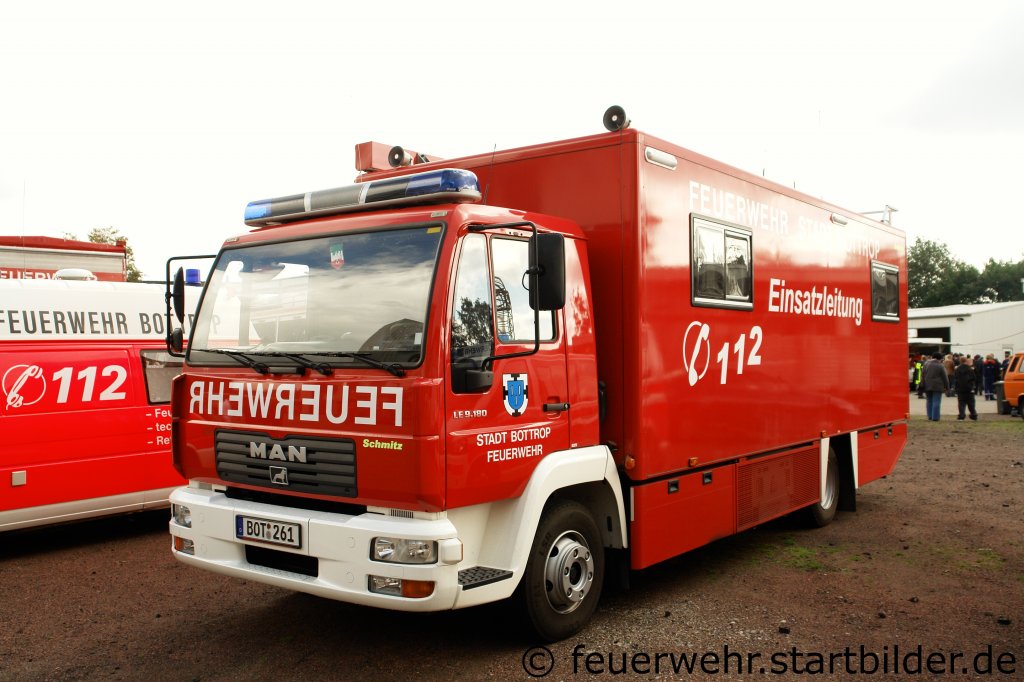 ELW 2 (1/12/1) der Feuerwehr Bottrop mit Schmitz aufbau.
Das Fahrzeug ist auf der Wache 1 zuhause.
Aufgenommen am 18.9.2011 beim Tdo der FF Altstadt.