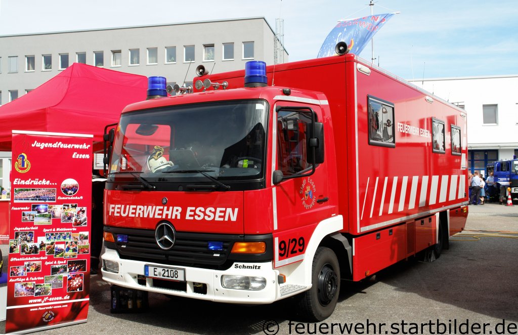 ELW 2  9/29 mit Schmitz Aufbau.
Aufgenommen beim Tag der Offenen T�r der Feuerwache 1 in Essen, 10-11.9.2011.