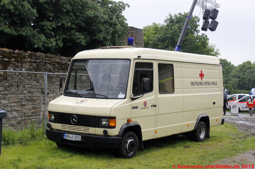 Fahrzeug (NRW 8-3251) des DRK M�lheim/Ruhr.
Aufgenommen beim Tag der Hilfsorganisationen am 26.5.2013 in M�lheim.