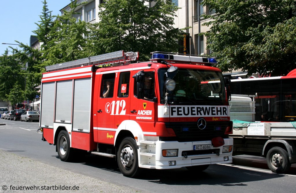 Feuerwehr Aachen 
AC 6086 
MB Atego 
Aufgenommen in der Aachener Innenstadt, 4.6.2010.