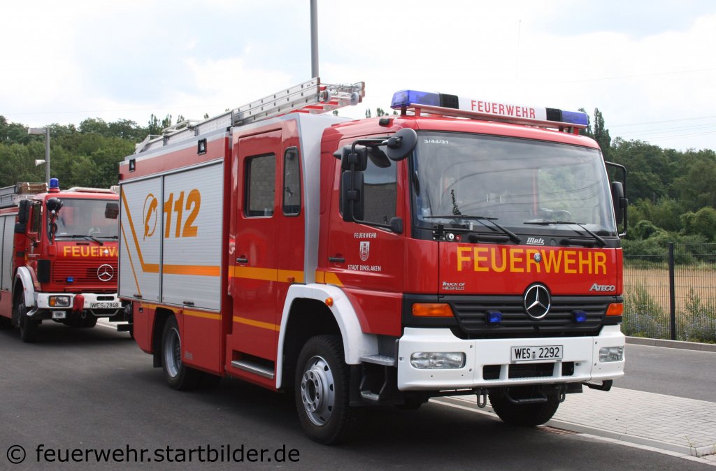 Feuerwehr Dinslaken
LF 16/12 (Funk:3/44/31) mit Metz Aufbau.
Aufgenommen bei der Feuerwehr Dinslaken am 10.7.2011.